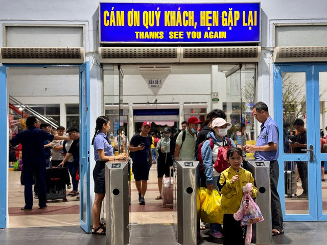 Công nhân về quê đón Tết trong chương trình "Chuyến tàu mùa Xuân" do LĐLĐ TP HCM và Công đoàn