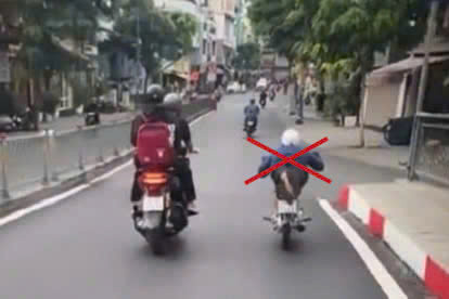 N.M.T nằm trên yên điều khiển xe gắn máy