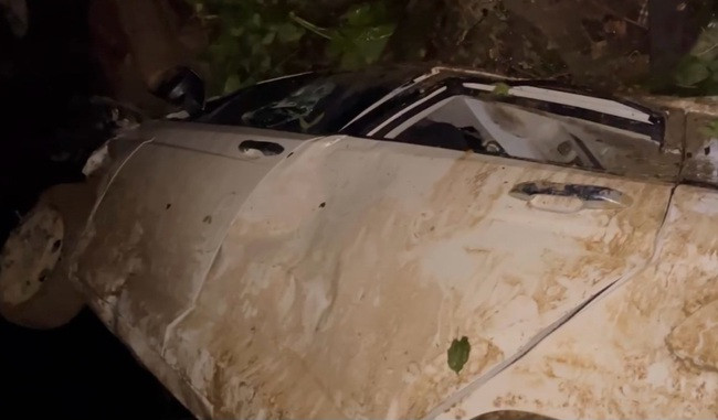 Chiếc ô tô 7 chỗ lao xuống vực trên đèo Đại Ninh. Ảnh: DT