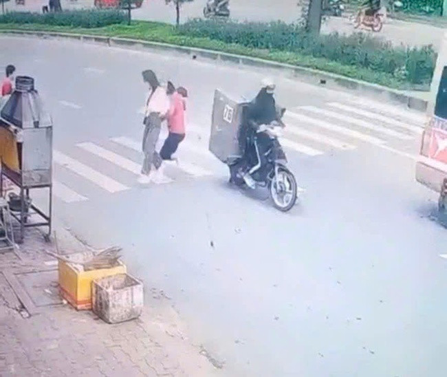 Thanh niên tông trúng nữ phụ xe buýt khiến nạn nhân đa chấn thương.