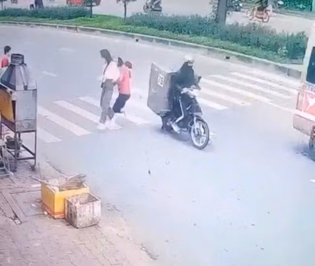 Thanh niên tông trúng nữ phụ xe buýt khiến nạn nhân đa chấn thương. Thanh niên tông trúng nữ phụ xe buýt khiến nạn nhân đa chấn thương.