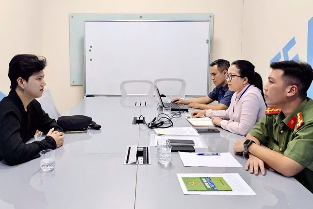 Cơ quan chức năng làm việc với ông Phạm Đức Tuấn. Ảnh: C.A.