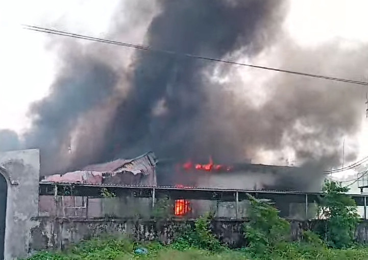 Đám cháy tại nhà kho của công ty giày da. Ảnh: Chụp ảnh màn hình