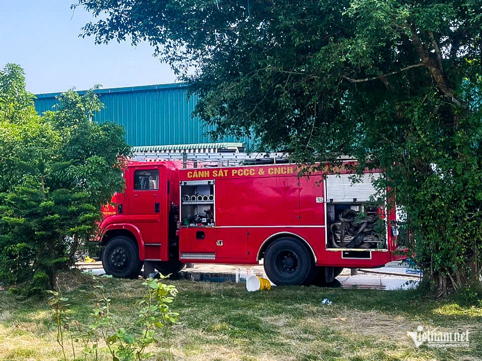 Xe chữa cháy được huy động đến hiện trường. Ảnh: V.L.