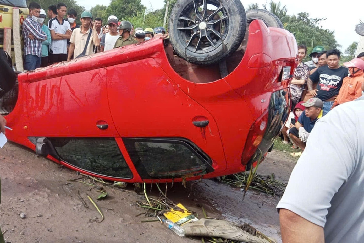 Người đàn ông tử vong, kẹt bên trong cabin ô tô. Ảnh: MĐ.