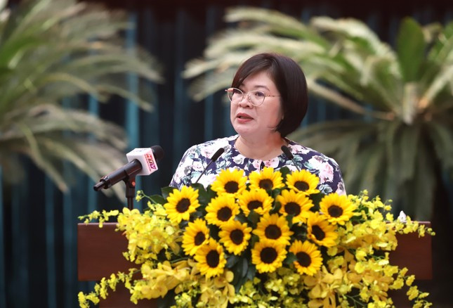 Trưởng ban Tổ chức Thành ủy TPHCM Văn Thị Bạch Tuyết thông tin đề án sắp xếp, tinh gọn bộ máy của TPHCM. Ảnh: Ngô Tùng