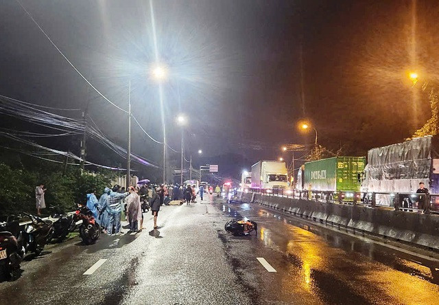 Hiện trường vụ tai nạn giao thông đặc biệt nghiêm trọng, xe máy tông dải phân cách khiến 3 người chết Hiện trường vụ tai nạn giao thông đặc biệt nghiêm trọng, xe máy tông dải phân cách khiến 3 người chết