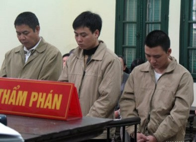Nguyễn Anh Tuấn (giữa) khi bị xét xử trước tòa