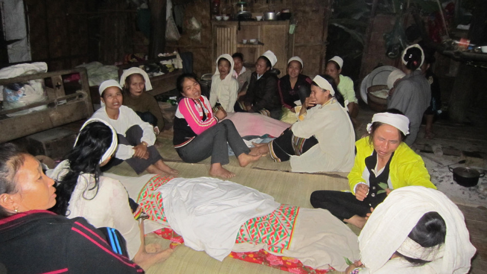 Bản nghèo tại xã Châu Lý trắng vành khăn tang