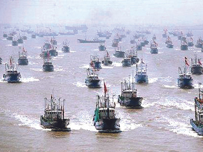 Hơn 10.000 tàu cá Trung Quốc từ tỉnh Triết Giang và Phúc Kiến đổ ra biển Đông ngày 16-9-2012, dưới sự hướng dẫn của tàu hải giám. Ảnh: Xinhua