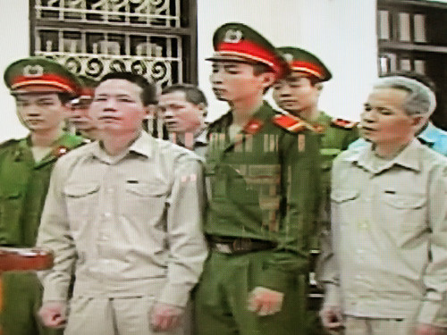 Các bị cáo tại tòa sáng nay