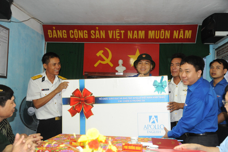 Bí thư T.Ư Đoàn TNCS Hồ Chí Minh, đại diện cho Đoàn Hành trình trao quà cho các chiến sĩ đảo Đá Lát 
