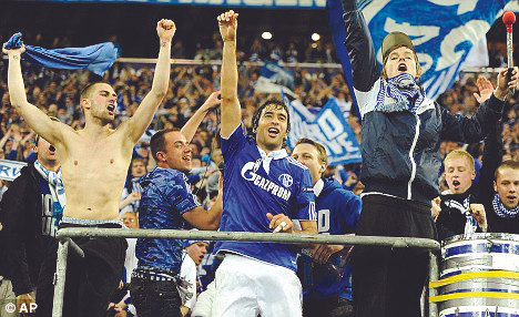 Raul sẽ lại có dịp ăn mừng cùng CĐV ngay tại Veltins-Arena? Ảnh: AP