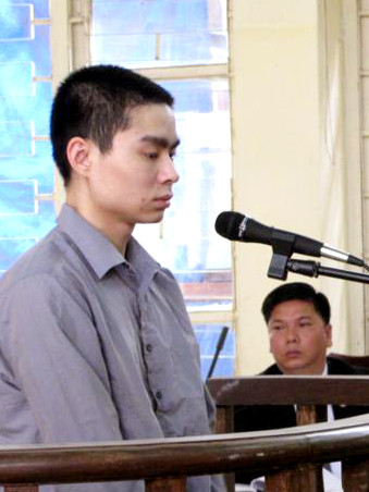 Từ sáng sớm rất đông các chiến sỹ công an, lực lượng bảo vệ có mặt để chuẩn bị an minh cho phiên tòa. Các phóng viên đã tới tòa từ rất sớm để chuẩn bị tác nghiệp, đưa tin. Luật sư Huỳnh - người bảo vệ lợi ích cho gia đình bị hại. Trong khi gia đình bị hại phẫn nộ, đau đớn... ... thì người nhà bị cáo Luyện lo lắng "ẩn" vào chỗ khuất. Ba bị cáo được áp tải tới tòa án và được hộ tống bởi khoảng gấn 300 chiến sĩ cảnh sát. Bị cáo Lê Văn Mến (bố của Lê Văn Luyện) bước vào tòa Khi thấy Lê Văn Luyện, người nhà cháu Bích đã xô tới kêu khóc, la ó đòi công bằng khiến lực lượng công an buộc phải áp tải cả ba bị cáo ra phòng Kiểm sát viên để bảo vệ. Lê Văn Luyện mặc quần bò áo sơ mi, khuôn mặt trắng trẻo gầy hơn lần xét xử sơ thẩm ngồi lặng thinh đợi phiên tòa bắt đầu. Lê Văn Luyện quay sang nhìn bố không nói được câu nào. Lê Văn Luyện lí nhí khai nhận toàn bộ quá trình gây án giết người, cướp vàng tại tiệm vàng Ngọc Bích Bị cáo Lê Văn Miên cho rằng vì quá thương con và hiểu biết pháp luật "nông cạn" nên mới bao che tội cho con mình. Tòan cảnh phiên tòa. Phiên tòa buổi sáng kết thúc, thấy gia đình bị hại quá bức xúc, rất nhiều cảnh sát vây quanh các bị cáo nhằm tránh xảy ra xô xát. Các bị cáo được áp tải lên xe trở về nơi giam giữ chuẩn bị cho phiên xử buổi chiều. Các bị cáo được tháo còng sau khi được dẫn giải tới phiên tòa Các bị cáo ngồi lặng lẽ trong vồng vây của lựng lượng bảo vệ trong khi gia đình người bị hại la ó. Lê Văn Luyện ngáp ngắn ngáp dài không cần lấy tay che... Và nắm chặt đôi tay đã cướp đi ba mạng người khi nghe gia đình bị hại và các luật sư tranh luận. Ông Trịnh Văn Tín - ông nội cháu Bích nêu những nghi vấn chưa sáng tỏ trong vụ án. Lê Văn Luyện lí nhí khi được nói lời cuối: "Bị cáo xin lỗi toàn xã hội và xin lỗi gia đình nạn nhân. Bị cáo mong được tòa giảm án cho mình và người thân” Các bị cáo cúi đầu nghe tòa tuyên án.