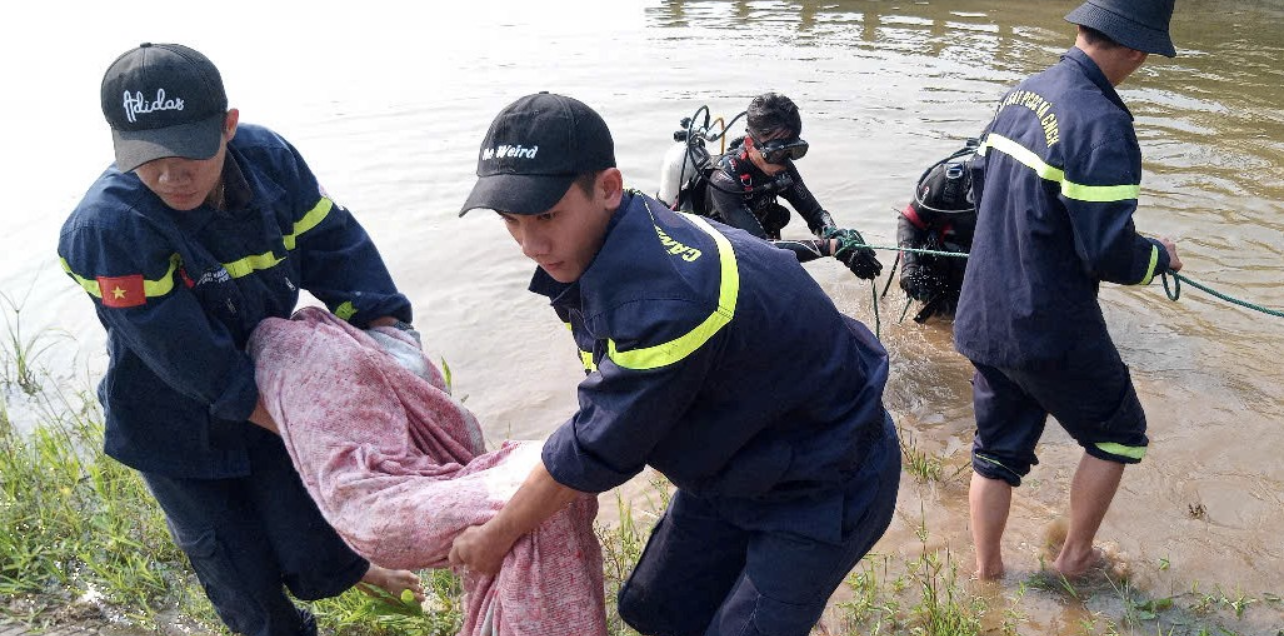 Thi thể học sinh lớp 4 ở Đông Hà tử vong do đuối nước được lực lượng chức năng đưa lên bờ. Ảnh: CA