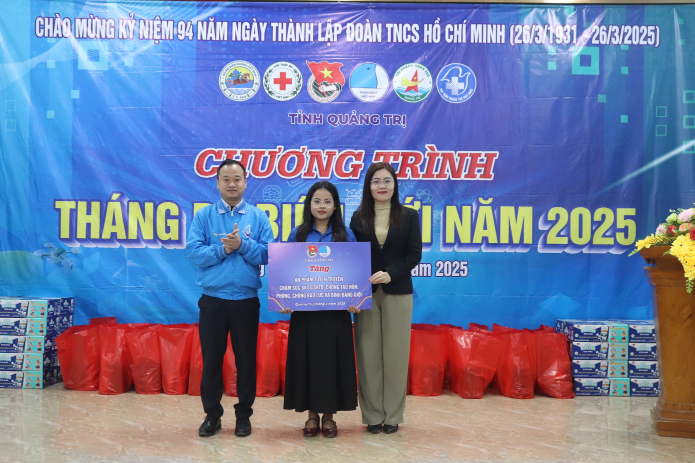 Tặng Đoàn cơ sở xã A Vao bộ ấn phẩm tuyên truyền chăm sóc sức khoẻ sinh sản, sức khoẻ tình dục, chống tảo hôn; phòng, chống bạo lực và bình đẳng giới.