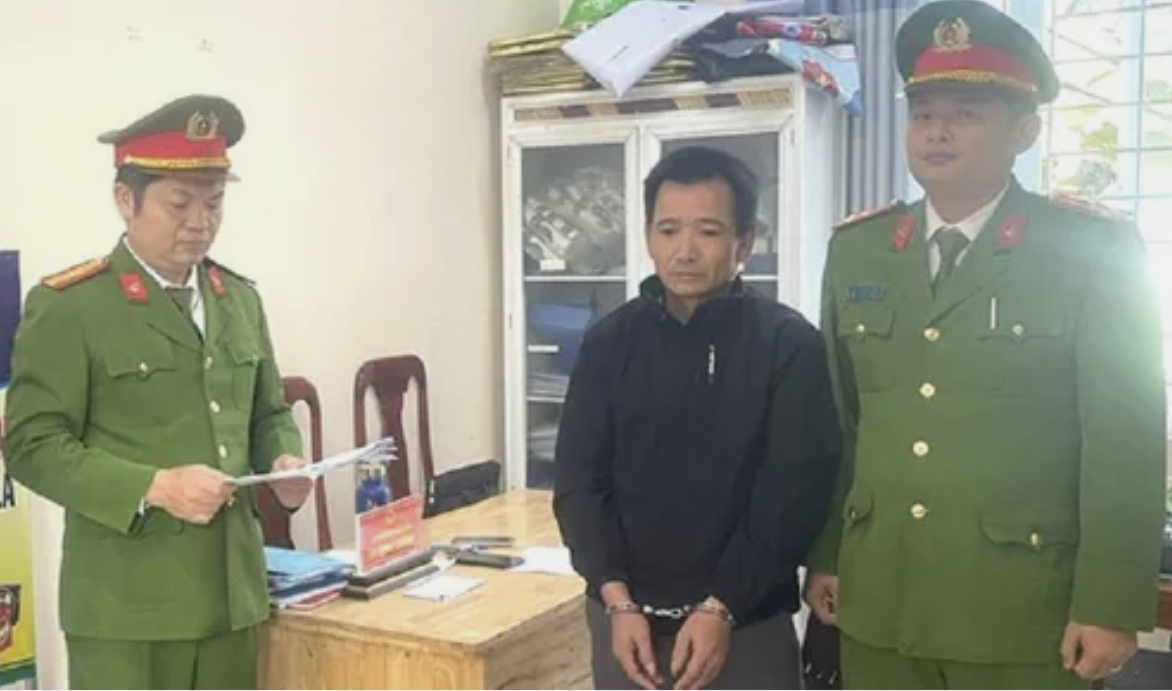 Đọc lệnh khởi tố vụ án, khởi tố bị can, bắt tạm giam "yêu râu xanh" Nguyễn Xuân Thành. Ảnh: CA