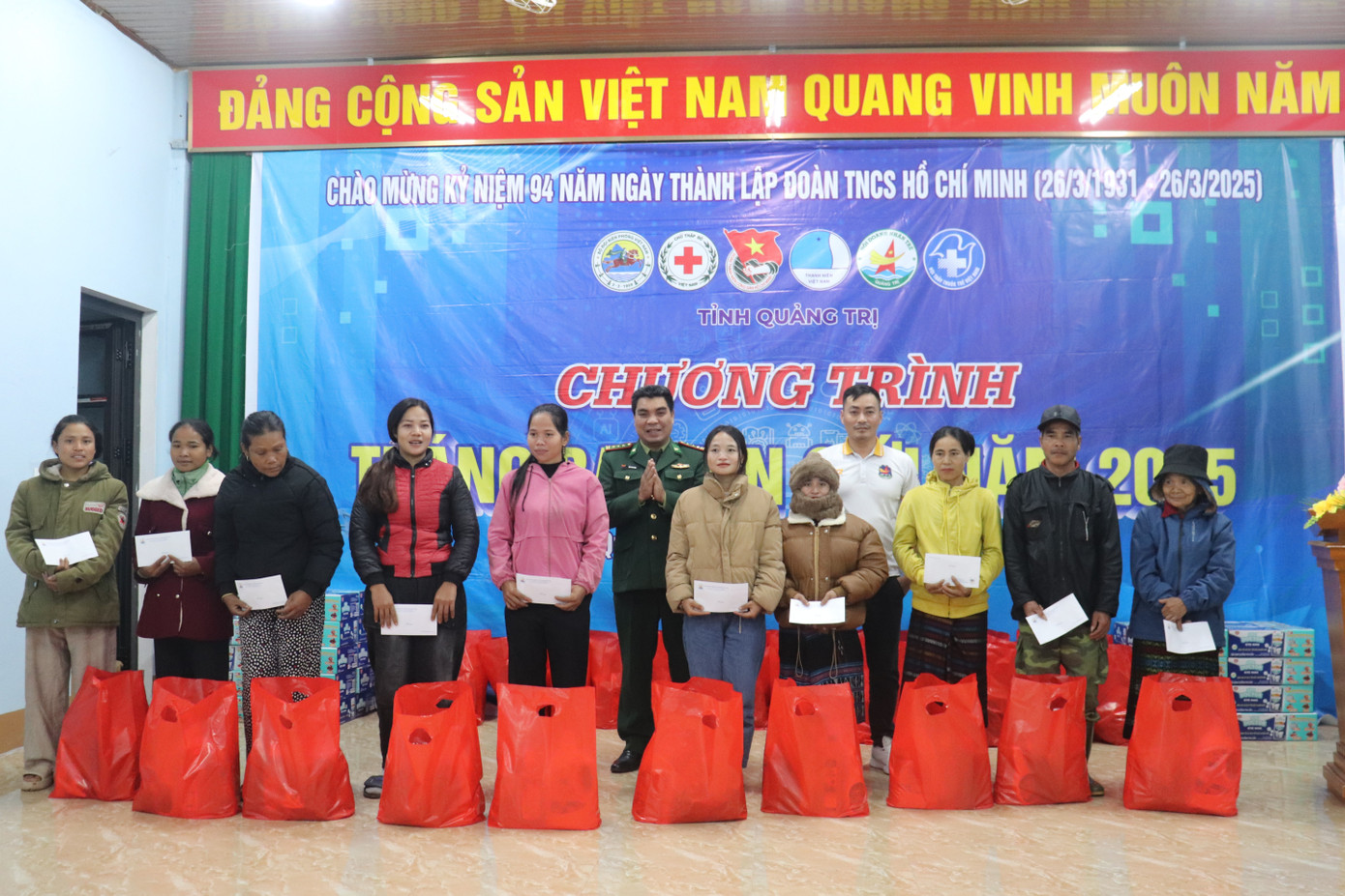 Tặng quà các hộ dân có hoàn cảnh khó khăn