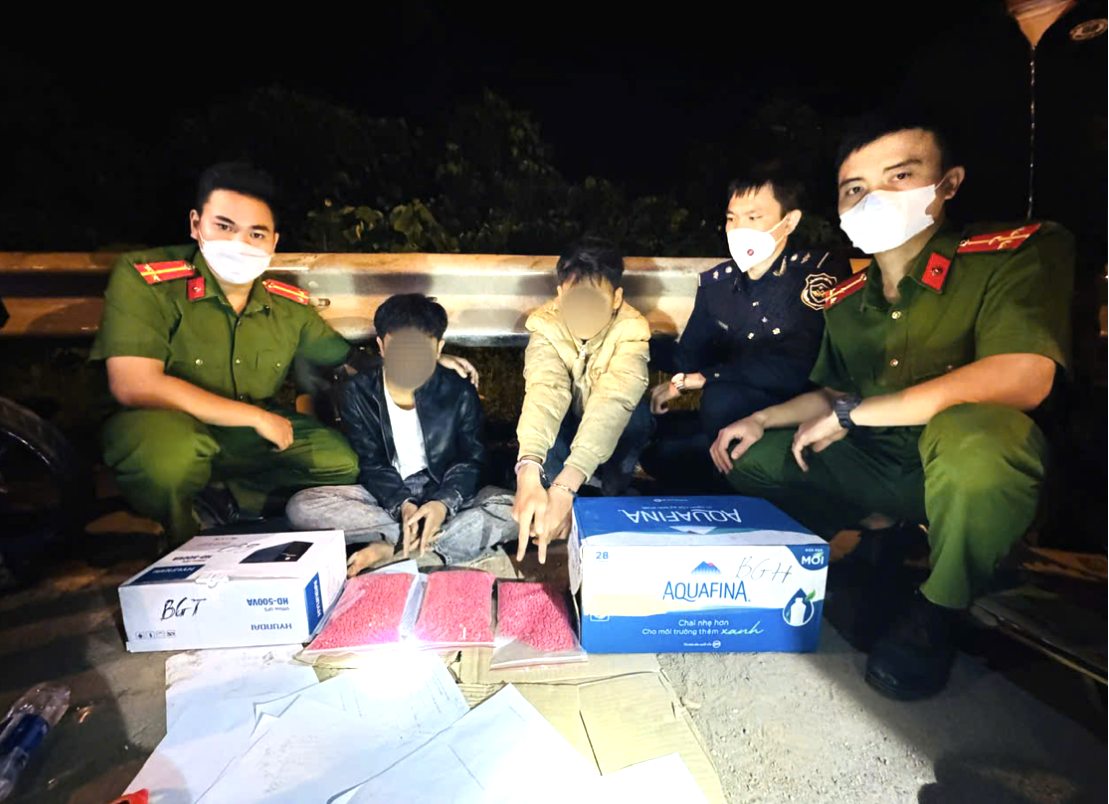 Hai đối tượng Hồ Quang Hà và Hồ Văn Than cùng tang vật 30.000 viên ma túy bị lực lượng chức năng bắt giữ. Ảnh: CA