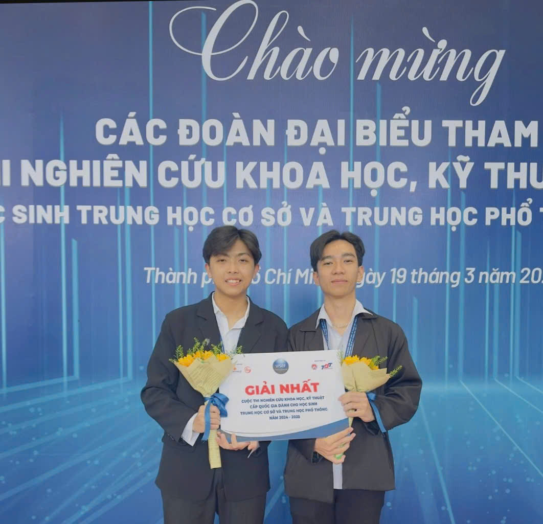Cao Trung Quân và Lê Minh Hiếu (phải) đoạt giải Nhất tại Cuộc thi Nghiên cứu Khoa học, kỹ thuật cấp quốc gia năm 2025