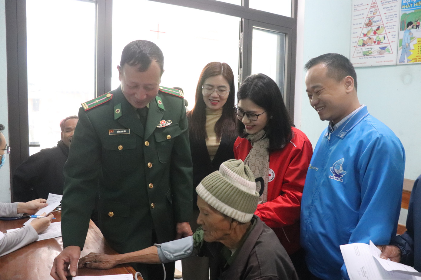 Thăm, khám chữa bệnh cho người dân vùng cao trong chương trình “Tháng ba biên giới” 2025