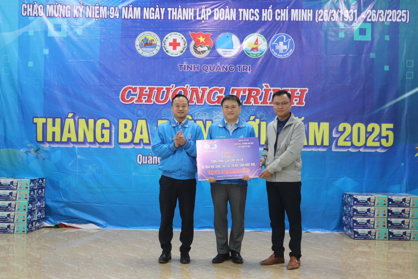 Tặng Huyện Đoàn Đakrông công trình “Sân chơi cho em”.