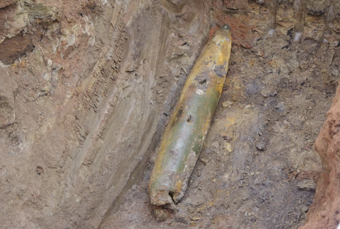 Quả bom từ trường nguy hiểm có chiều dài 160 cm nằm bên Quốc lộ 15D