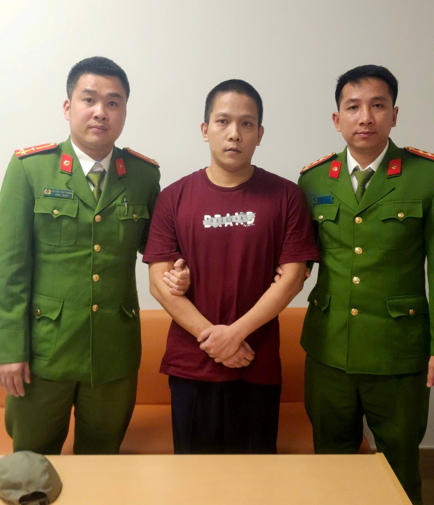 Lực lượng chức năng bắt giữ đối tượng Nguyễn Văn Hợi. Ảnh: CA Lực lượng chức năng bắt giữ đối tượng Nguyễn Văn Hợi. Ảnh: CA