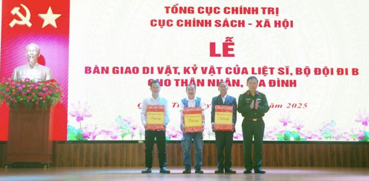 Đại tá Dương Văn Bảo - Phó Trưởng phòng Hậu phương Quân đội (Cục Chính sách - Xã hội, Tổng Cục Chính trị) bàn giao di vật, kỷ vật của liệt sĩ cho các gia đình tại tỉnh Quảng Trị