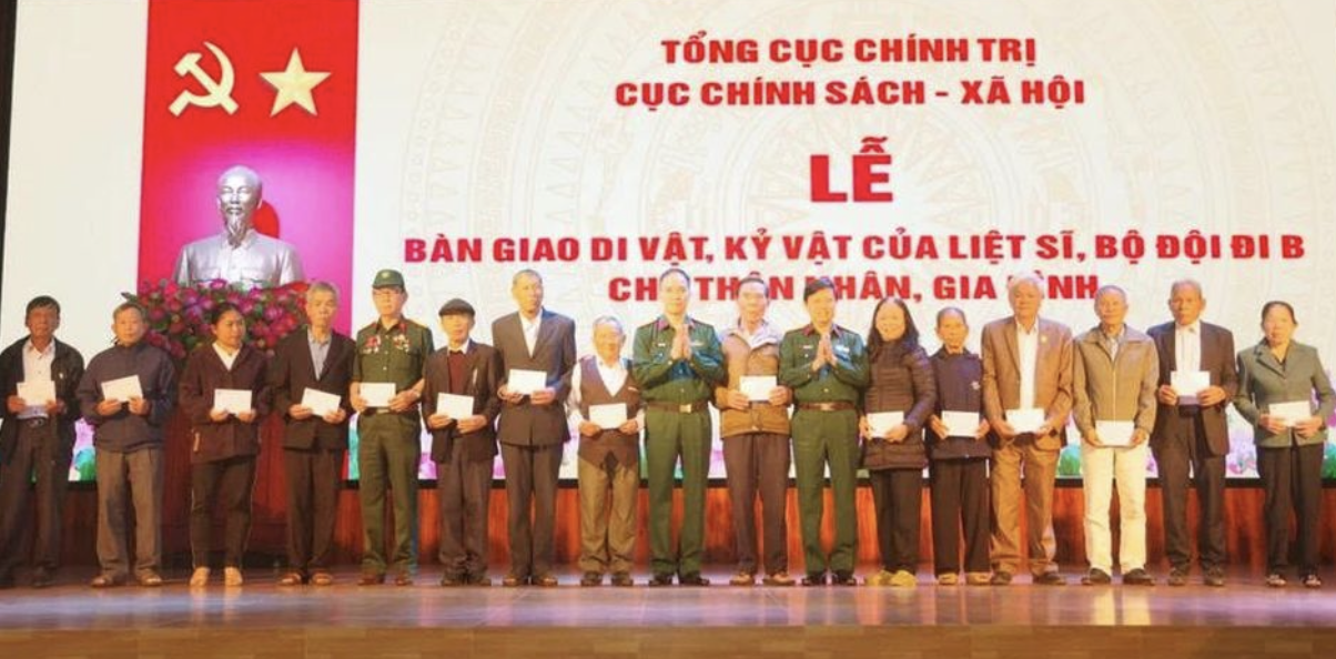 Lãnh đạo Cục Chính sách - Xã hội, Tổng Cục Chính trị tặng quà các gia đình chính sách, người có công tiêu biểu của 2 huyện Triệu Phong và Hải Lăng. Ảnh: XD