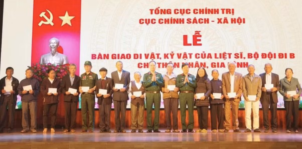Lãnh đạo Cục Chính sách - Xã hội, Tổng Cục Chính trị tặng quà các gia đình chính sách, người có công tiêu biểu của 2 huyện Triệu Phong và Hải Lăng. Ảnh: XD Lãnh đạo Cục Chính sách - Xã hội, Tổng Cục Chính trị tặng quà các gia đình chính sách, người có công tiêu biểu của 2 huyện Triệu Phong và Hải Lăng. Ảnh: XD