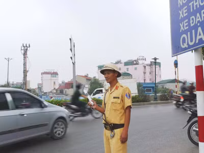 Trung tá Nguyễn Hữu Kiên tại chốt trực quen thuộc Ảnh: Bảo Khánh