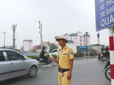 Trung tá Nguyễn Hữu Kiên tại chốt trực quen thuộc Ảnh: Bảo Khánh