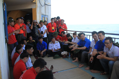 Bí thư T.Ư Đoàn, cán bộ, chiến sỹ đảo Đá Thị giao lưu văn nghệ với các đại biểu của Đoàn hành trình