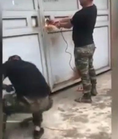 Các đối tượng gây rối đập phá nhà dân. (ảnh cắt từ clip do người dân ghi lại) Các đối tượng gây rối đập phá nhà dân. (ảnh cắt từ clip do người dân ghi lại)