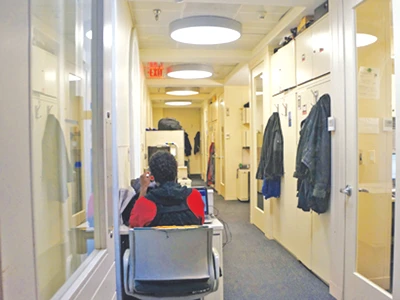 Bức ảnh hiếm hoi mà PV Tiền Phong chụp được trong hầm ngầm Nhà Trắng. Phía cuối đường hầm là biển Exit (lối ra), nhưng chưa nhà báo nào được đi qua đó