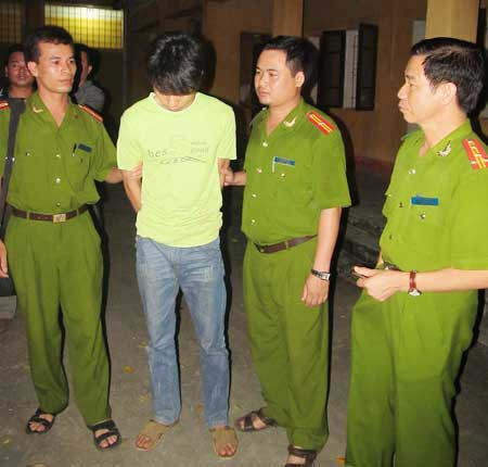 Dẫn giải đối tượng về Trại tạm giam Công an tỉnh Bắc Giang.