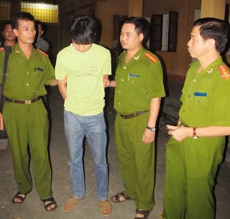 Dẫn giải đối tượng về Trại tạm giam Công an tỉnh Bắc Giang.
