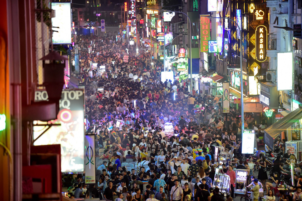 Phố đi bộ Bùi Viện (quận 1, TP.HCM) chật cứng người dân và du khách tới vui chơi ăn uống. Ảnh: Tùng Tin.