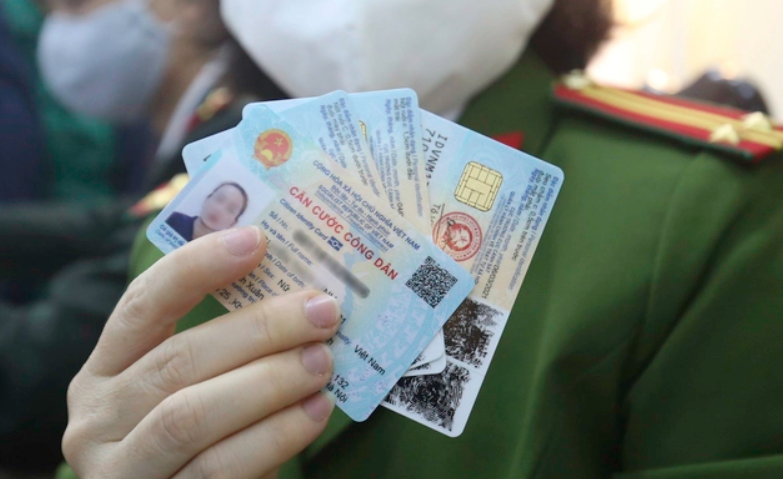 Nhiều loại giấy tờ trong đó có thẻ BHYT được tích hợp vào thẻ căn cước. Nhiều loại giấy tờ trong đó có thẻ BHYT được tích hợp vào thẻ căn cước.