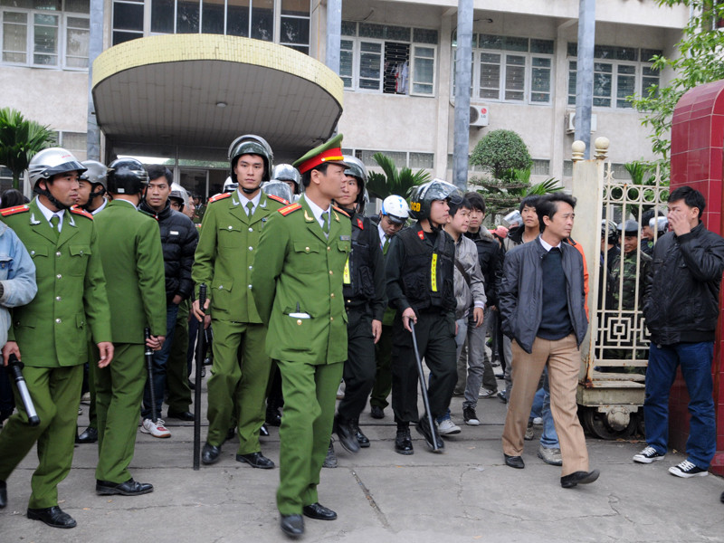 Luyện bị phạt 18 năm về tội giết người, 18 năm cho tội cướp tài sản, 9 tháng tù do lạm dụng tín nhiệm chiếm đoạt tài sản. Theo quy định của pháp luật, bị cáo gây án khi chưa đến tuổi thành niên (17 tuổi, 10 tháng 6 ngày) nên tổng hợp các hình phạt không quá 18 năm tù. Gia đình bị hại cho biết sẽ tiếp tục kháng cáo