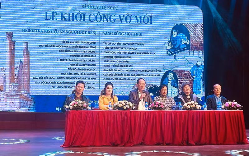 Chuẩn bị cho hai vở diễn ra mắt vào dịp Tết. Chuẩn bị cho hai vở diễn ra mắt vào dịp Tết.