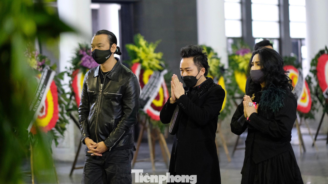 Ca sĩ Tùng Dương-Thanh Lam chia biệt nhạc sĩ Phú Quang. Thanh Lam viết: "Xa xa trong miền ký ức có lẽ một dòng sông xa xa đôi bờ dốc nắng... Chú ơi! Thương chú vô vàn".