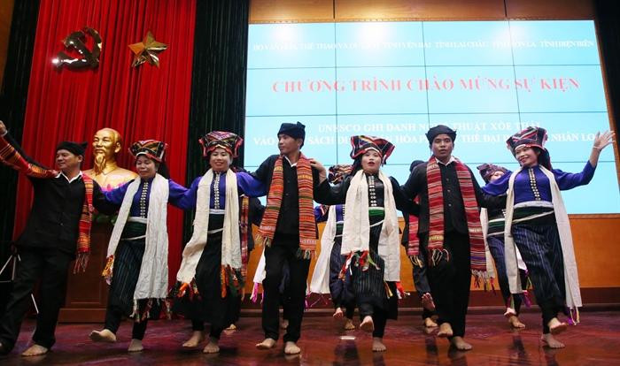 Nghệ nhân xoè trong khuôn khổ cuộc họp ghi danh di sản. Ảnh: Trần Huấn