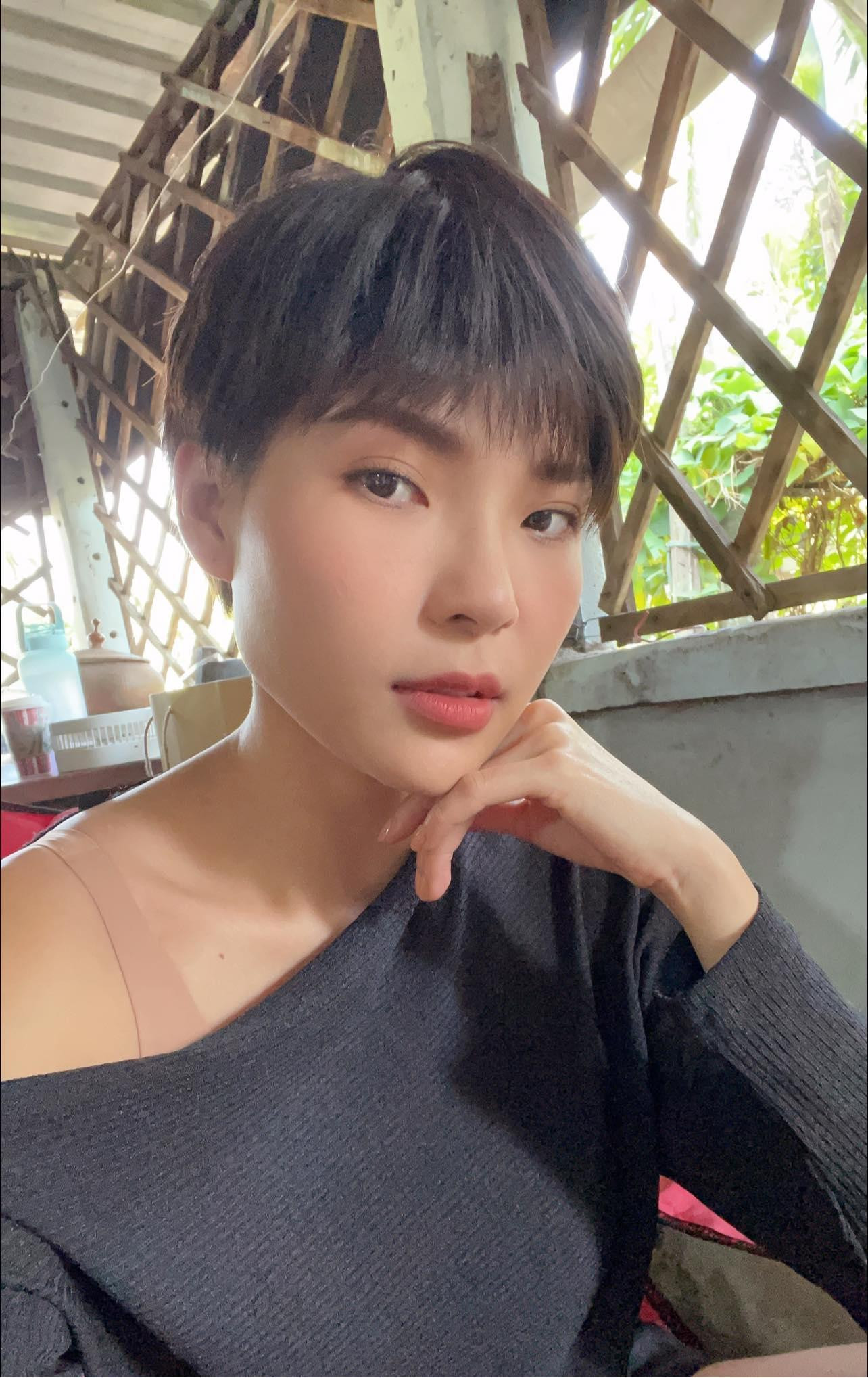 Mái tóc ngắn do Thúy Diễm mượn tóc giả của chồng-diễn viên Lương Thế Thành. Mái tóc ngắn do Thúy Diễm mượn tóc giả của chồng-diễn viên Lương Thế Thành.