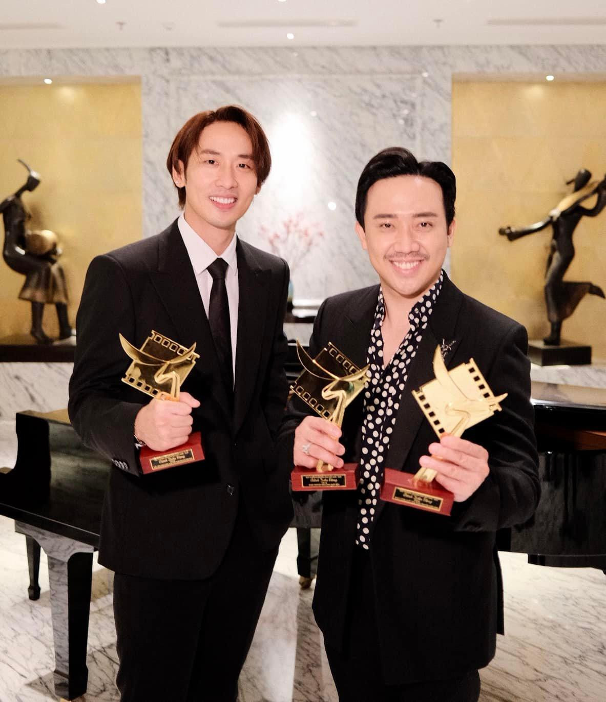 Trấn Thành và Tuấn Trần nhận giải ở Hà Nội. Trấn Thành và Tuấn Trần nhận giải ở Hà Nội.