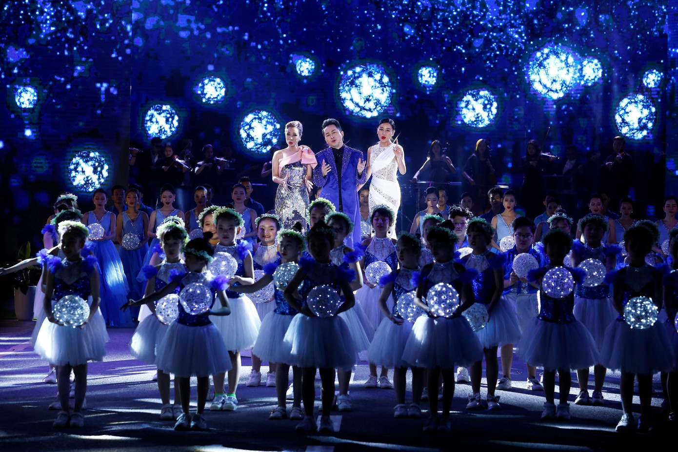 Tiệc âm nhạc lung linh. Tiệc âm nhạc lung linh.