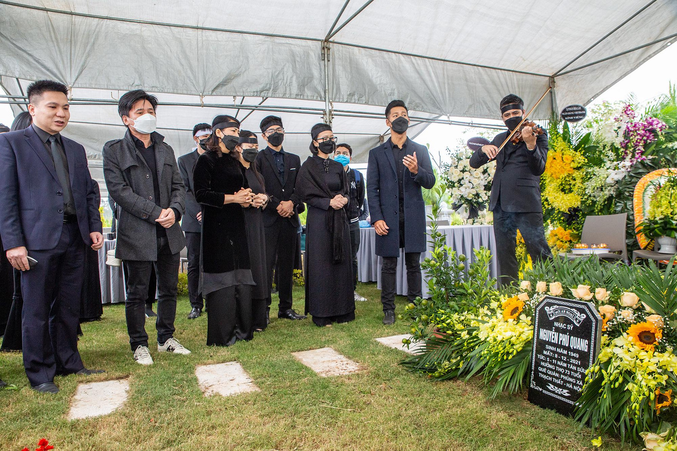 Tấn Minh, Đức Tuấn và nhiều người có mặt hòa giọng "Em ơi Hà Nội phố" tiễn biệt nhạc sĩ Phú Quang. Tấn Minh, Đức Tuấn và nhiều người có mặt hòa giọng "Em ơi Hà Nội phố" tiễn biệt nhạc sĩ Phú Quang.