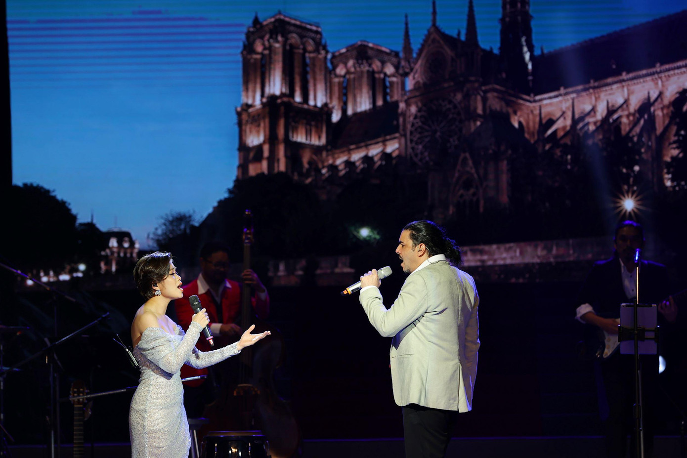 Nghệ sĩ Pháp, Việt cùng đứng trên sân khấu Nhà hát Lớn trong chương trình đặc biệt.