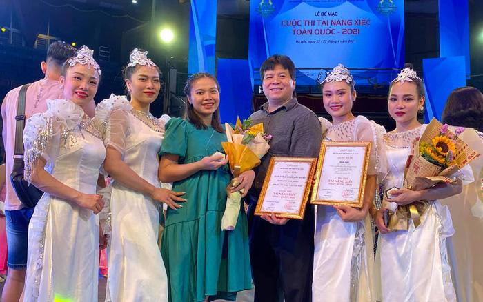 Vinh danh các nghệ sĩ trẻ ngành xiếc năm 2021. Vinh danh các nghệ sĩ trẻ ngành xiếc năm 2021.